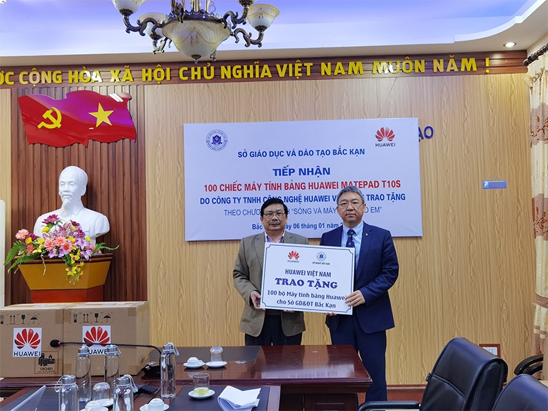 Huawei Vietnam donated 100 tablets to the Department of Education  Training in Bac Kan